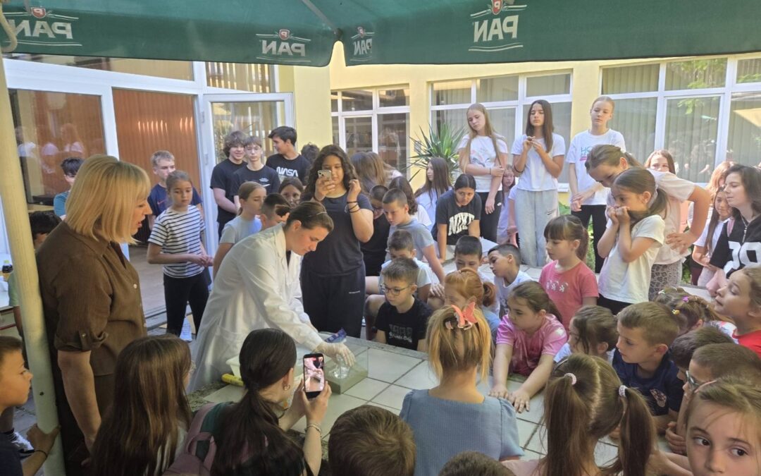 Kemijski pokusi s Anom Piroš